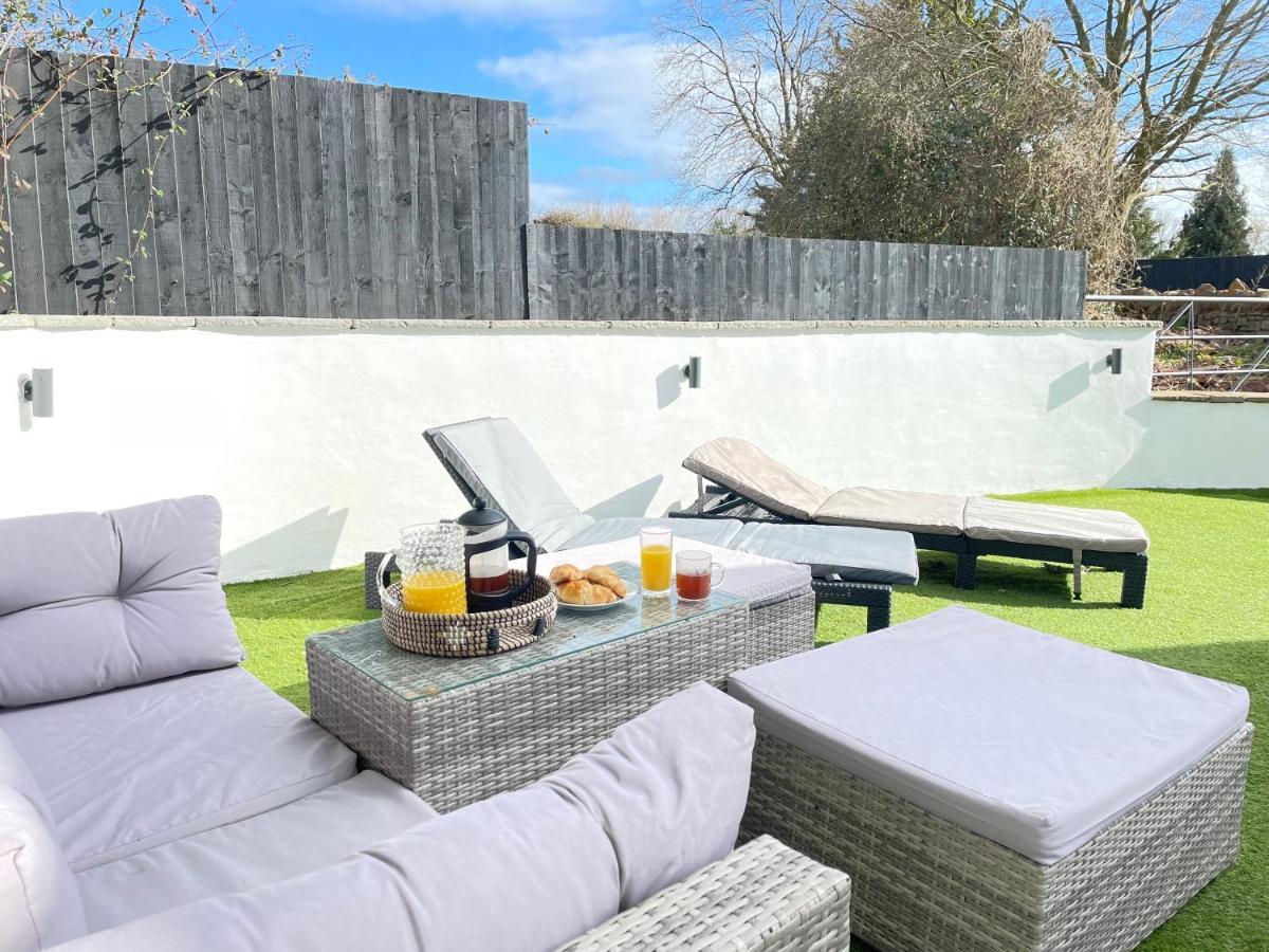 2 Bedroom Cosy Cottage With Hot Tub In Hambrook Close To Bristol City Centre Eksteriør billede